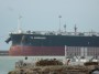 Navi e traghetti in Toscana - Particolare della prua e delle ancore della nave cargo TH Serenade a Livorno - Fotografia marzo 2013