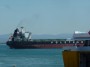 Navi e traghetti in Toscana - La poppa della nave cargo Polsteam Legiony Polskie ripresa mentre esce dal porto di Piombino - Fotografia giugno 2013