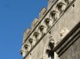 Palazzaccio - Cafaggio, Campiglia Marittima (LI) - Eleganti particolari decorativi del palazzo quali merli, capitelli, archi e statue - Fotografia ottobre 2012