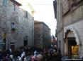 Sagra di Suvereto 2007, cinghiale, arte, cultura e folclore - Durante la manifestazione molti turisti e curiosi assistono al corteo per i vicoli a festa del paese