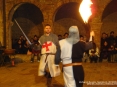 42a Sagra di Suvereto 2009, Suvereto (LI) - Gli archi del chiostro di piazza della Cisterna ed un caloroso pubblico cerchiano i Cavalieri di Ildebrandino impegnati in uno spettacolare combattimento in costume - Foto del 08/12/2009