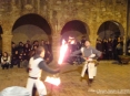 42a Sagra di Suvereto 2009, Suvereto (LI) - In piazza della Cisterna il pubblico si stringe fra glia rchi del chiostro per ammirare i combattimenti a fil di spada dei Cavalieri di Ildebrandino nella loro abile simulazione di scontro armato - Foto del 08/12/2009