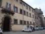 Santa Fiora (GR) - Faciata interna alle mura del Palazzo Comunale di Santa Fiora. Attraverso il grande portone, superando un androne con un grande camino, si esce dal paese. La porta era l