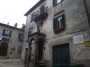 Santa Fiora (GR) - Piazza San Michele. Sopra il portale della ex chiesa della compagnia laicale di San Michele Arcangelo dei Disciplinati si vede la statua costruita in peperino del Santo guerriero che calpesta il demonio con in mano una bilancia. La statua risale al secolo XVII - Fotografia febbraio 2010