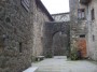 Santa Fiora (GR) - Una antica porta nelle mura di fortificazione del paese nei pressi della chiesa della Pieve - Fotografia febbraio 2010