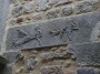 Santa Fiora (GR) - Via del Fondaccio. Un antico architrave decorato con rozze scene di caccia al cinghiale di epoca medievale - Fotografia febbraio 2010