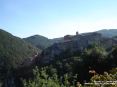 Sassetta (LI) - Vista panoramica del paese. Il borgo sorge su un ripido costone roccioso circondato da folti boschi e macchia mediterranea - Fotografia ottobre 2008