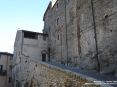 Sassetta (LI) - Antichi edifici a pietra si ergono possenti sui vicoli del paese - Fotografia dicembre 2009