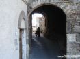 Sassetta (LI) - La piazzetta della Chiesa  accessibile passando sotto un antico arco in pietra - Fotografia dicembre 2009