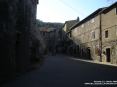 Sassetta (LI) - Via Borgo di Mezzo con la sua antica pavimentazione lastricata - Fotografia ottobre 2008
