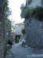 Sassetta (LI) - Il centro storico del borgo  un dedalo di stradine in discesa immerse nel verde - Fotografia ottobre 2008