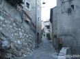 Sassetta (LI) - Nel centro antico del paese le salite non mancano. Infatti il borgo  stato costruito su un ripido costone roccioso - Fotografia ottobre 2008