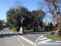 Sasso Pisano, Catelnuovo Val di Cecina (PI) - Dalla strada di accesso al paese che proviene da est si incontra una piazza con un monumento ai caduti - Fotografia marzo 2011