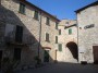 Sasso Pisano, Catelnuovo Val di Cecina (PI) - Antica porta di accesso al cuore del castello e della rocca fortificata. Gli edifici sono perfettamente restaurati e con i muri che si presentano a sasso a vista, come una volta - Fotografia marzo 2011