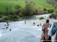 Saturnia Terme e paese (GR) - La calda acqua sulfurea a circa 37,5C dalla cascata passa di vasca in vasca fino a raccogliersi su un torrente a valle.