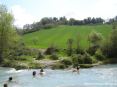 Saturnia Terme e paese (GR) - Le naturali vasche calcaree guardano verso splendide colline fiorite rimangono piuttosto riparate dal vento e sono esposte al caldo sole toscano.