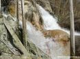 Saturnia Terme e paese (GR) - Aguzzando la vista in basso si scorge una persona che si lascia massaggiare dal potente getto della cascata. La temperatura di circa 37,5C e la portata di circa 800 litri al secondo rendono l