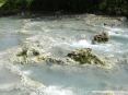 Saturnia Terme e paese (GR) - Nel torrente a valle il fondo  costituito da rocce calcaree e sassolini sferici di colore chiaro.