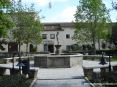 Saturnia Terme e paese (GR) - la piazza del borgo custodisce fontane, panchine e aiuole fiorite. Tutto attorno ristoranti caratteristici, bar, wine bar e ottime gelaterie.