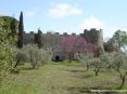 Saturnia Terme e paese (GR) - Dalla piazza si scorge la antica e imponente fortezza con le sue possenti mura i bastioni e le torri. 