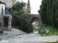 Saturnia Terme e paese (GR) - Nelle mura della fortificazione rimane ancora una antica porta romana da cui si accedeva al borgo dalla via Clodia.