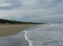 Spiaggia Pianetti, Marina di Castagneto, Castagneto Carducci (LI) - Immagine ripresa dalla battigia con lo sguardo verso sud. Sulla sinistra oltre la spiaggia si ergono le dune che proteggono la fitta e selvaggia macchia mediterranea - Fotografia Settembre 2012