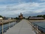 Spiaggia di Carbonifera, Piombino (LI) - Il pontile di Carbonifera. Al centro, fra i bagni attrezzati, i bar e i ristoranti, si erge il casello idraulico di Carbonifera realizzato in stile liberty - Fotografia ottobre 2012