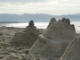 Spiaggia di Carbonifera, Piombino (LI) - Castelli di sabbia realizzati con la sabbia fine della spiaggia. Sullo sfondo si intravede Follonica - Fotografia ottobre 2012