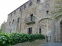 Tatti, Massa Marittima (GR) - Un ciliegio apre la strada di accesso al borgo che passa sotto una antica porta del cassero fortificato - Fotografia 27 maggio 2012, Toscana