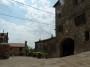 Tatti, Massa Marittima (GR) - Antico edificio con pareti a sasso a vista in piazza della Cisterna, di fronte alla chiesa di Santa Maria Assunta - Fotografia 27 maggio 2012, Toscana
