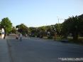 Torre del Lago Puccini, Viareggio (LU) - Il piazzale e la passeggiata si interpongono fra la casa di Giacomo Puccini ed il lago offrendo una bella zona verde con panchine e aiuole - Fotografia maggio 2009