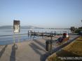 Torre del Lago Puccini, Viareggio (LU) - Le panchine del Belvedere Puccini offrono un panorama sul lago di notevole bellezza - Fotografia maggio 2009