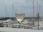 Tutti pazzi per la palamita 2012 - Un calice di vino bianco della Val di Cornia con lo sfondo del porto - San Vincenzo (LI), Fotografia 6 maggio 2012, Toscana