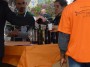 Tutti pazzi per la palamita 2013 - Gli operatori e gli organizzatori della manifestazione vestono una maglia arancio col logo di Tutti pazzi per la palamita - San Vincenzo (LI), Fotografia 5 maggio 2013, Toscana