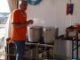 Tutti pazzi per la palamita 2013 - Il cuoco del Comitato Valorizzazione prepara polpo lesso aggiungendo ingredienti secondo una ricetta segreta - San Vincenzo (LI), Fotografia 5 maggio 2013, Toscana