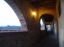 Vinci (FI) - Suggestiva vista di un passaggio sotto archi in pietra nel cuore del paese di origine di Leonardo da Vinci, il genio toscano - Fotografia marzo 2012, Toscana
