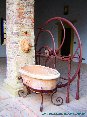 Certaldo(FI) - Antica fonte presente nel cortile del Palazzo Stiozzi Ridolfi. La fonte è azionabile tramite una pompa a mano agendo sulla ruota di metallo. (MAG2006)