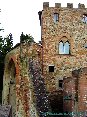 Certaldo(FI) - In questa foto si vede la Porta Alberti, porta di accesso al paese dal quale si pu arrivare con una strada o con la comoda funicolare. Sullo sfondo lo splendido Palazzo Stiozzi Ridolfi con le sue finestre a bifora. (MAG2006)