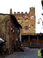 Certaldo(FI) - La fine di via Boccaccio dalla quale svetta il Palazzo Pretorio. (MAG2006)