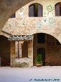 Certaldo(FI) - Chiostro interno del Palazzo Pretorio con un antico pozzo. (MAG2006)