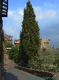 Certaldo(FI) - La strada fuori le mura. La foto  stata scattata dando le spalle alla porta del Sole. In alto si scorge porta Rivellino (MAG2006)