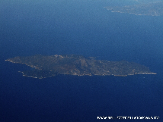 Isola del Giglio (Gr) - Foto aerea dell'Isola del Giglio, una delle perle del mar Tirreno.