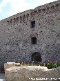 Piombino (LI) - Un prospetto del castello di Piombino.Questa facciata ha uno ingresso degli ingressi principali sovrastato da due finestre e da antichi stemmi.