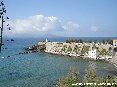 Piombino (LI) - Piazza Bovio si staglia dal mare azzurro e limpido piombinese