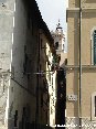 Piombino (LI) - Un vicolo sul mare lascia intravedere il la torre del palazzo comunale