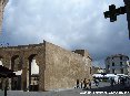 Piombino (LI) - Le mura del Rivellino con lo sfondo di piazza Verdi
