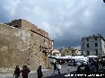 Piombino (LI) - Le mura del Rivellino davanti al cinema teatro Metropolitan